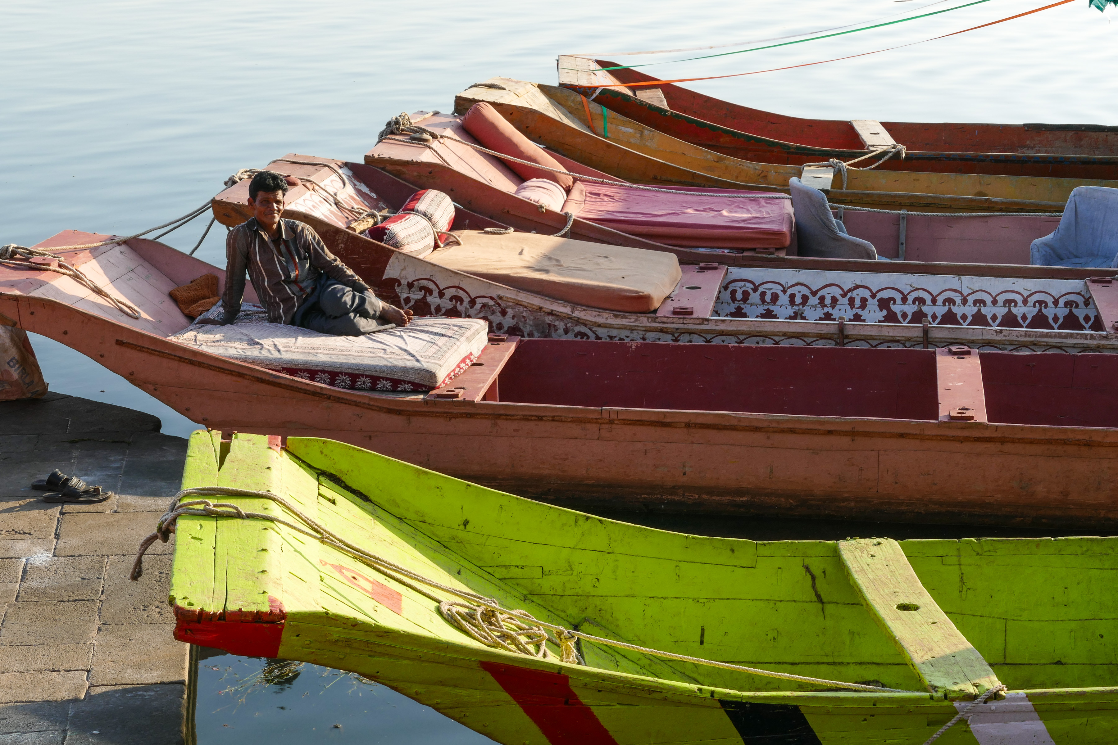 Schiffe am Fluss Narmada